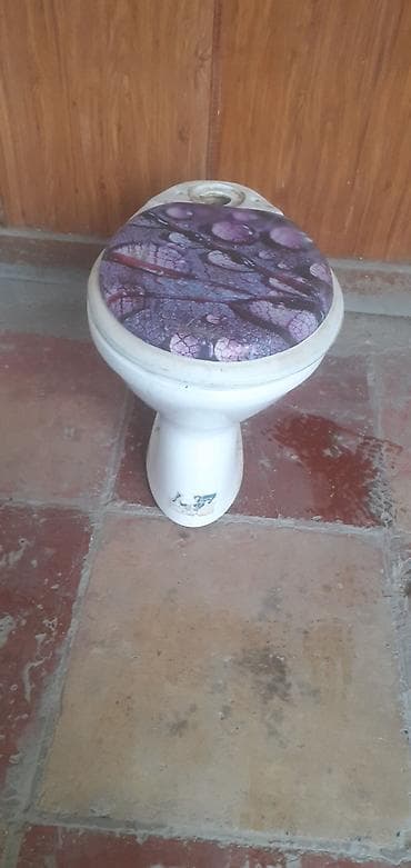 iwlenmiw unitazlar: Unitaz – döşəməyə quraşdırılan, oval kasa forması. Seramik gövdə, ön — 2