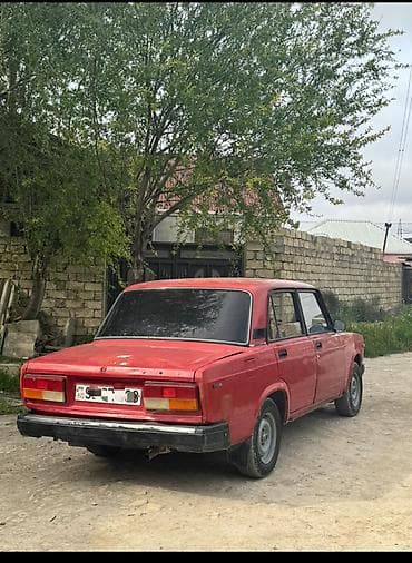 qezalı maşın: VAZ 2107 sedan - Kuzov: 4 qapılı sedan, qırmızı rəng - Mühərrik — 5