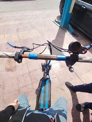 Elektrik nəqliyyatı: Elektrik skuter – oturacaqlı, güclü amortizatorlu Xüsusiyyətlər: - Ön — 8