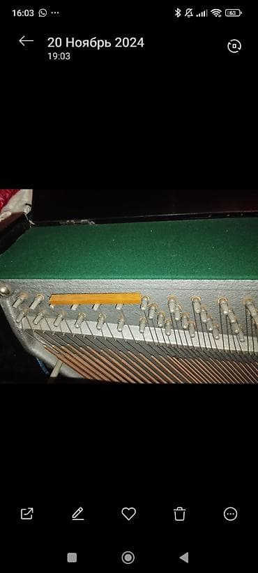 Qara rəngli, klassik korpuslu upright piano. Şəkillərdə alətin həm — 1