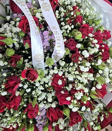 Çöl bitkiləri: Tezə Gül buketi 8 mart - Tərkib: qırmızı mini qızılgüllər, gipsofila — 2