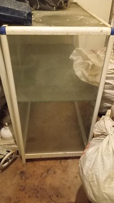 Şüşə vitrin/stend 3 ədədir.üstu 95smx45sm dir.Hundurluyu 85 sm di