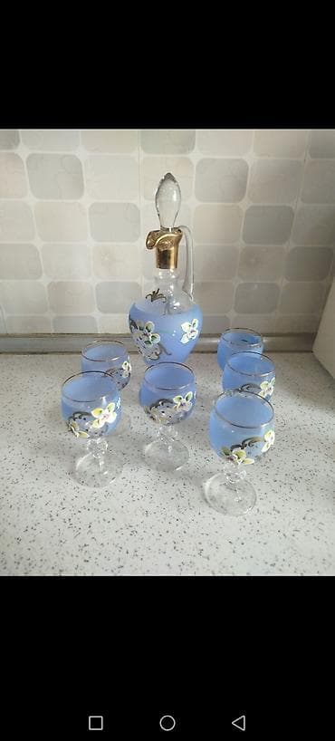 Şüşə likör dəsti - Tərkib: 1 ədəd qapaqlı qrafin və 6 ədəd balaca