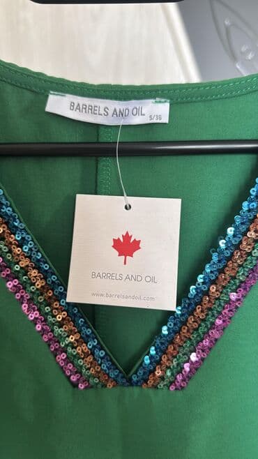 женские футболки и майки в полоску: Yaşıl rəngdə qısaqol qadın bluzu. Bluzanın V-yaxası və çiyin hissələri — 3