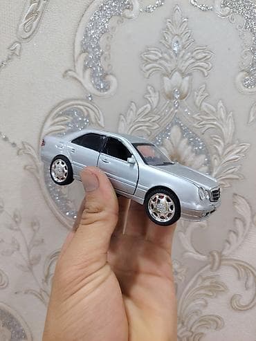 mini disk: Model maşın – metal korpuslu, gümüşü rəngdə sedan. Detallı salon və — 3