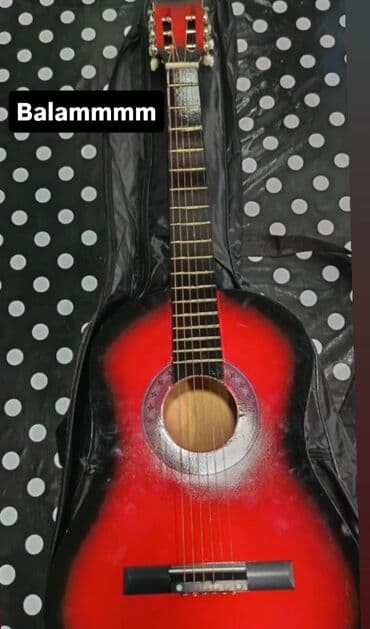 Akustik gitara – qırmızı-siyah sunburst rəng keçidi ilə. (Iphone