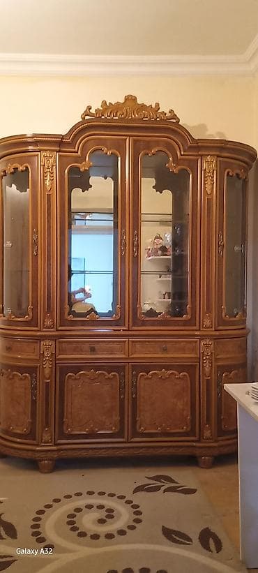 Klassik üslubda böyük vitrin-bufet mebeli - Material: ağac karkas