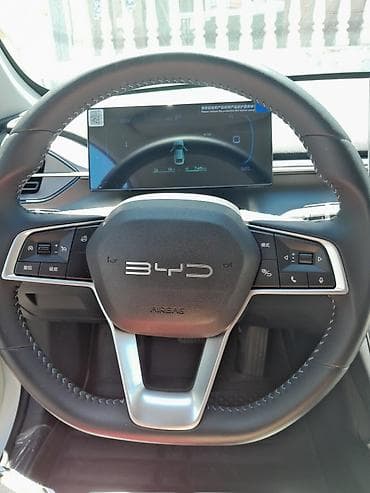 ups satisi: BYD sedan – ağ rəng, müasir dizaynlı ön barmaqlıq və tam LED işıqlar — 2