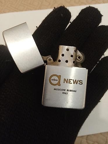 Şəxsi əşyalar: ZIPPO benzinli alışqan – ABC News “Moscow Bureau 1963” gravürü ilə — 9