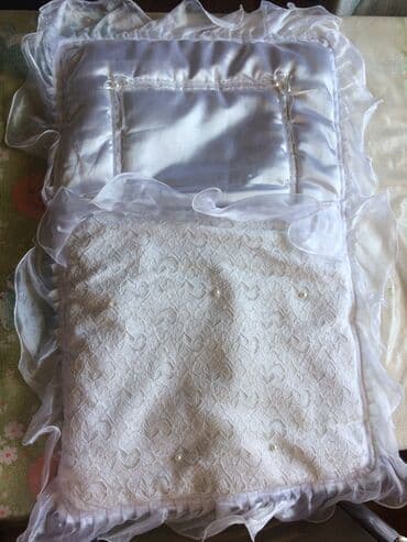 uşaqlar üçün keçə şap şapları: Körpə bələyi-3-lü. Bələk, yorğança və balıncdan ibarətdir. Yorğançası — 4