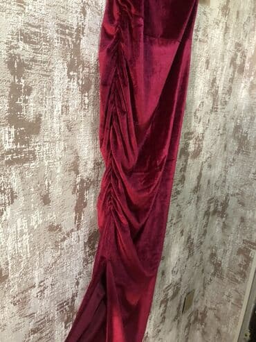 Toy paltarları: Yenidir.M L razmere gedir.Məhsul: Qırmızı-bordo məxməri gecə/libas - — 3