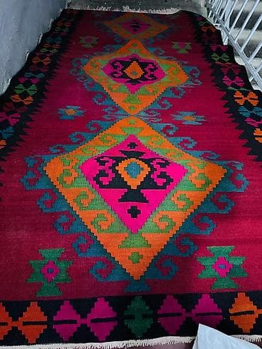 Rəngarəng əl toxuması kilim xalça - Üslub: ənənəvi kilim naxışları