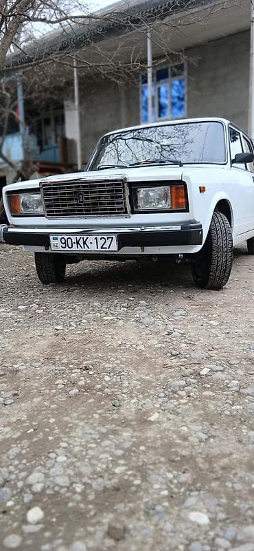 VAZ 2107, ağ rəng, sedans Xüsusiyyətlər: - Klassik VAZ 2107 dizaynı