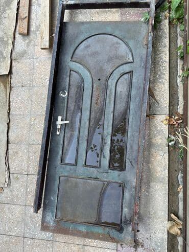 бу железные двери: Metal giriş qapısı möhkəm çərçivə ilə təchiz edilmişdir. Qapı qəhvəyi — 2