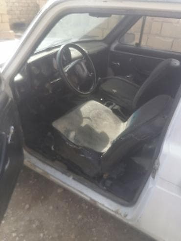 pirsep satisi: LADA Niva (VAZ 2121) – ağ rəng, 3 qapı, mexaniki ötürmə. - Kuzov — 3