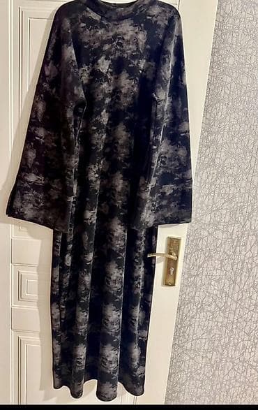 Kişi geyimləri: Qadın paltarı – midiyə yaxın uzunluq, rahat kəsim. - Rəng: qara — 1