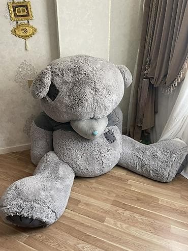 Nəhəng Teddy ayı satılır. Təxminən 2 metr boyundadır. Çox yumşaq