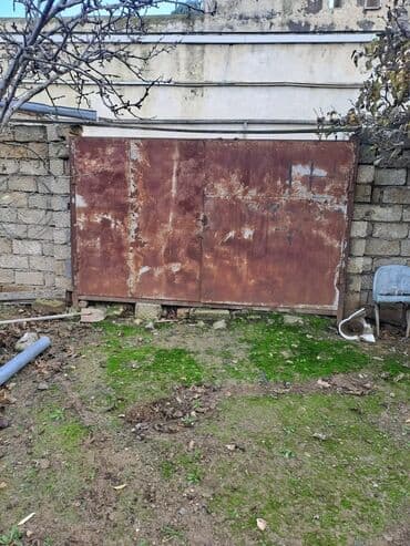 замок на калитку: Metal darvaza, paslanmış səthə malikdir və əsasən bağça, həyət və ya — 1