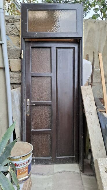 Taxta giriş qapısı – üst üstlük şüşəli - Material: massiv ağac -