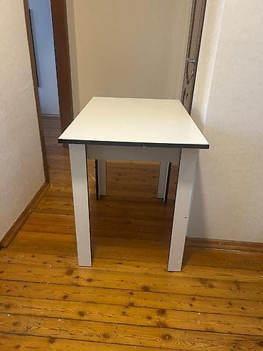 tabletka stullar: Ağ rəngli, kvadrat formalı masa - Minimalist dizayn: ağ üst səth — 1