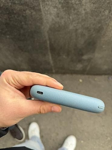 super zeng 2: IQOS Iluma cihazı – mavi rəngdə, maqnit qapaqlı dizayn. İqosun ici — 7