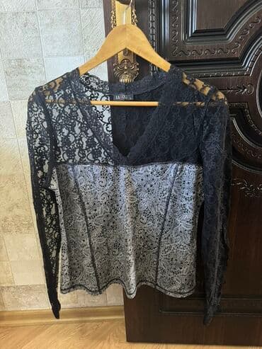 Brend: LA FOLI (etiketdə “3” ölçü göstəricisi) Model: Dantel bluz - lalafo.az -da Brend: LA FOLI (etiketdə “3” ölçü göstəricisi) Model: Dantel bluz -