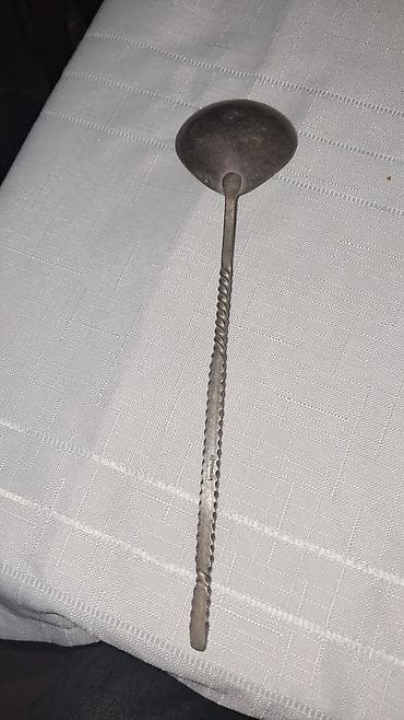 Uzun saplı metal qaşıq – dekorativ oyma və bükmə naxışlı sap, dərin