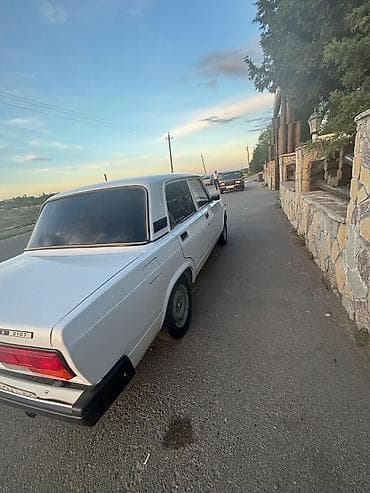 lada vesda: VAZ 2107 sedan – ağ rəng, klassik gövdə dizaynı. ela vezyetdedi hec — 1