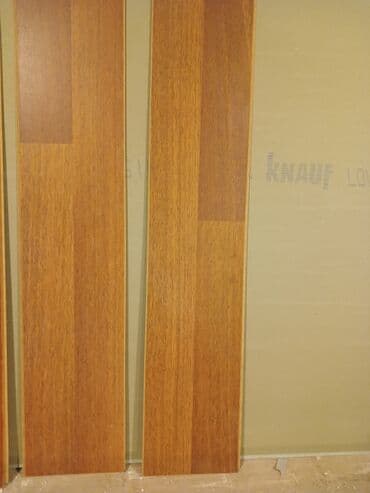 Pəncərələr: Məhsul: Laminat döşəmə taxtaları - Rəng/tekstura: İsti qəhvəyi, təbii — 1