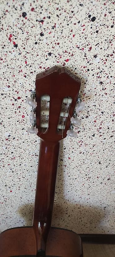 gitara aksesuar: Klassik akustik gitara – LoMed modeli (etiketdə “LoMed model: L16” — 2