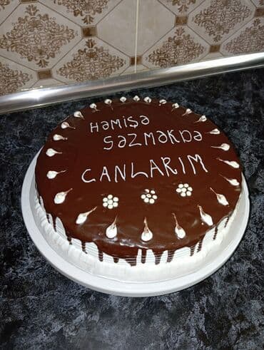 son zeng tort: Çəhrayı rəngdə, "Snickers" yazısı ilə bəzədilmiş dairəvi tort. Üzəri — 6