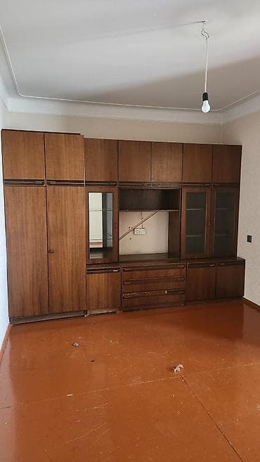 Her biri ayrilir.yataq otagina cut şkaf,tek yataq otagina ise tek