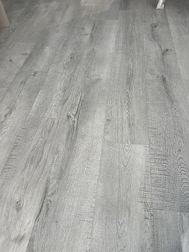 Boz palıd teksturasında laminat döşəmə örtüyü - Rəng və dizayn