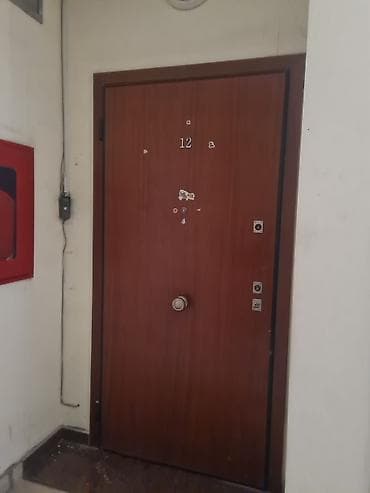 Daxili giriş qapısı – taxta teksturalı panel, klassik qəhvəyi rəng. -