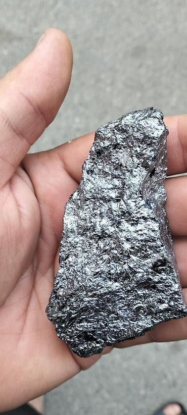 rayban meta: Təbii mineral nümunəsi – parlaq, metalik parıltılı qara-gümüşü rəngli — 1