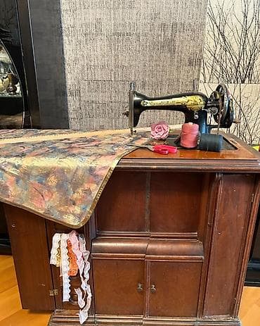 antik dolab: Antik Singer tikiş maşını və orijinal taxta dolab - Brend/model: The — 2