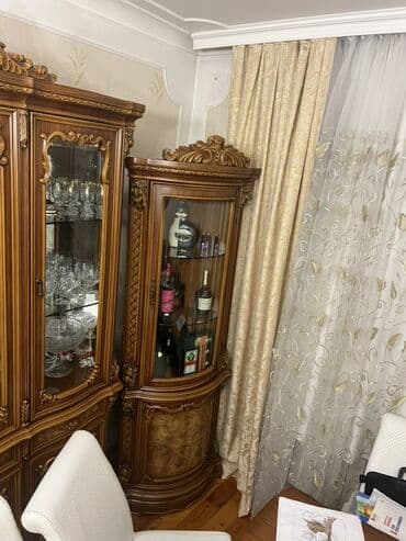 Şüşəli dolab vitrini