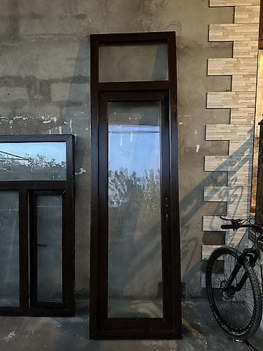 plastik gapi: 2 qapı, 1 pəncərədir. Və rəngi koyu meşə gedir Qapinin ölçüləri — 1