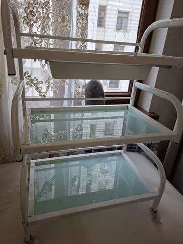 Офисная мебель: 3 mərtəbəli şüşəli etajerka - Karkas: möhkəm metal, ağ rəng - Rəflər — 1