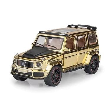 Qızılı rəngdə metal maqnitofonlu model avtomobil – off-road SUV