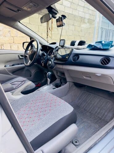 Motonəqliyyat: Honda Insight Hybrid – gümüşü rəng, 5 qapılı hetçbek. Xüsusiyyətlər — 7