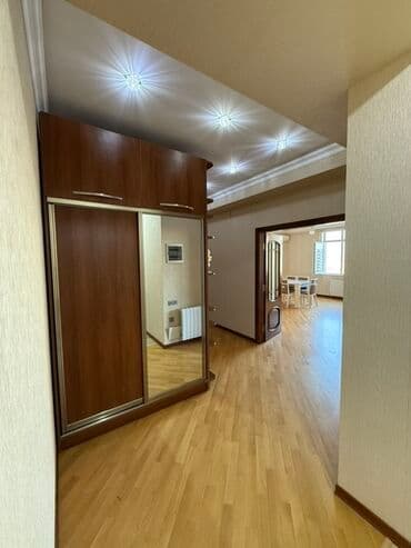 20 sahede kiraye evler: Mənzilin təqdimatı - Geniş və işıqlı salon: iri panoram pəncərə — 2