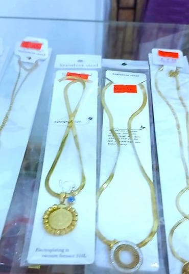 qizil alan: Hazır Ətir biznesi satılır. Kondinsaner, mebellər, vitrinlər — 10