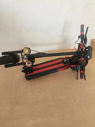 Elektrik skuter – qara/qırmızı dizayn, güclü şəhər və off-road yürüşü