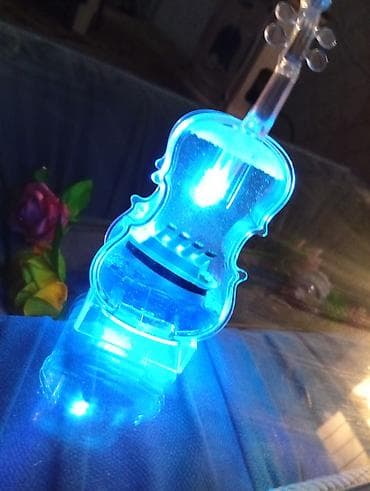 LED işıqlı skripka formalı dekor - Parlaq mavi LED işıqlandırma