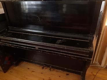2 el piyano: Klassik qara rəngli pianino, şaquli quruluşa malikdir. Bu musiqi aləti — 2