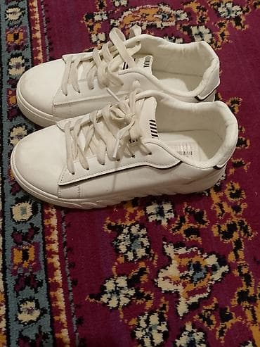 Kişi ayaqqabıları: Ağ rəngli uniseks gündəlik idman ayaqqabısı - Minimalist dizayn — 4