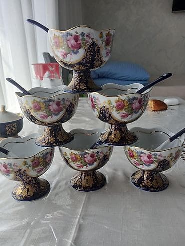 8 mart gullar: Tort və şiriniyyat qabı, rəng - Qızılı, Farfor — 1