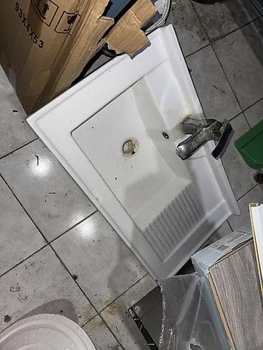 dolab satilir: Satılır: Qara şüşə fasadlı hamam dolabı (asılqan tipli) - Üst hissə — 6