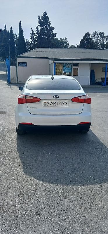 Kia: Kia Cerato (Ağ rəng, sedan) Texniki xüsusiyyətlər: - Benzin — 7
